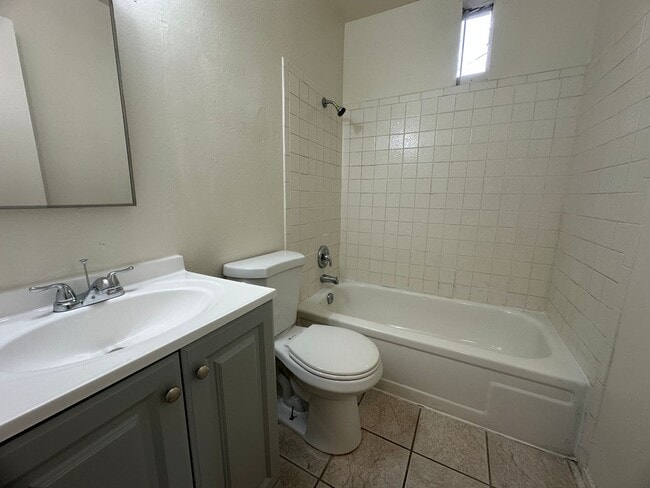 Building Photo - Studio