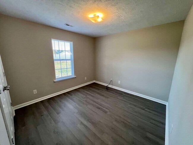 Foto del edificio - 3 Bed 2 Bath Single Level Home in Blackman...