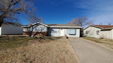 Building Photo - 2605 Oak Dr