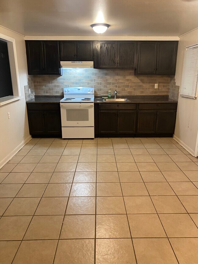 Foto del edificio - 5669 Hartford Ave