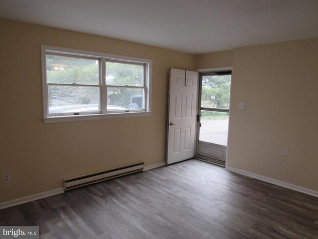 Foto del edificio - 221 Swinehart Rd