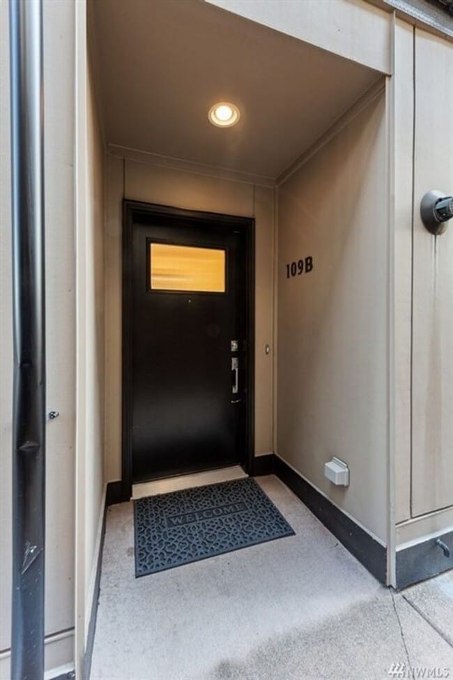 Building Photo - 2Bd/1.75Ba Seattle Townhouse