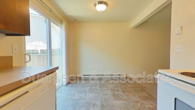 Building Photo - 122 NE Conifer