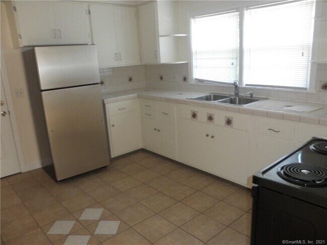 Building Photo - 126 Mill Hill Ave