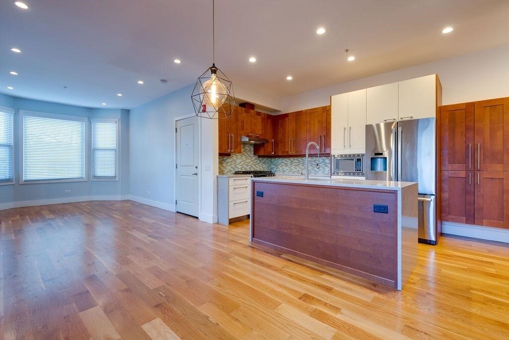 Primary Photo - 390 1st St