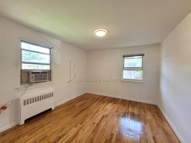Building Photo - 2 bedroom in GLEN OAKS NY 11004