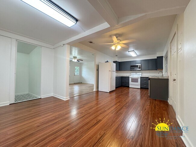 Foto del edificio - Vintage 3 Bedroom Home in the Heart of For...