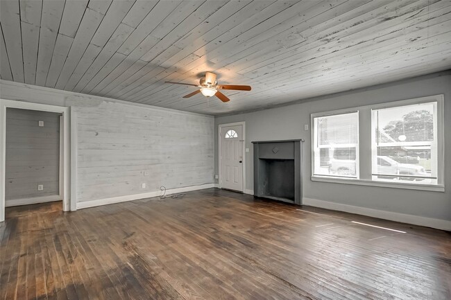 Building Photo - 1018 W Sealy St