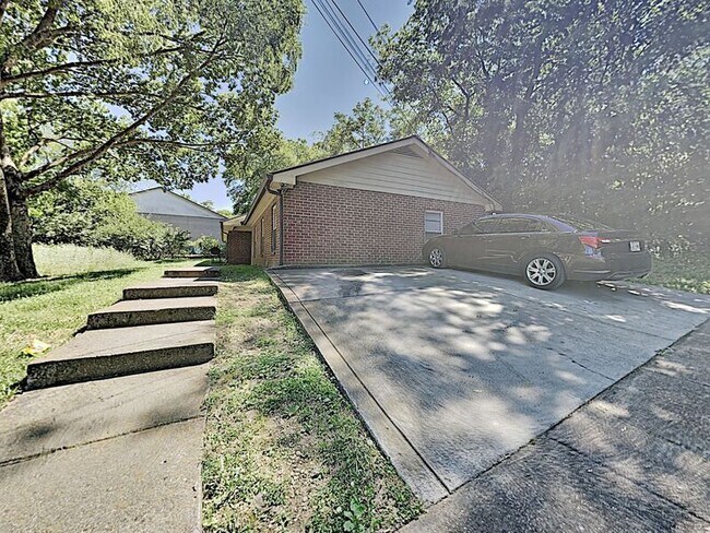 Building Photo - Two Bedroom Duplex in North Nashville
