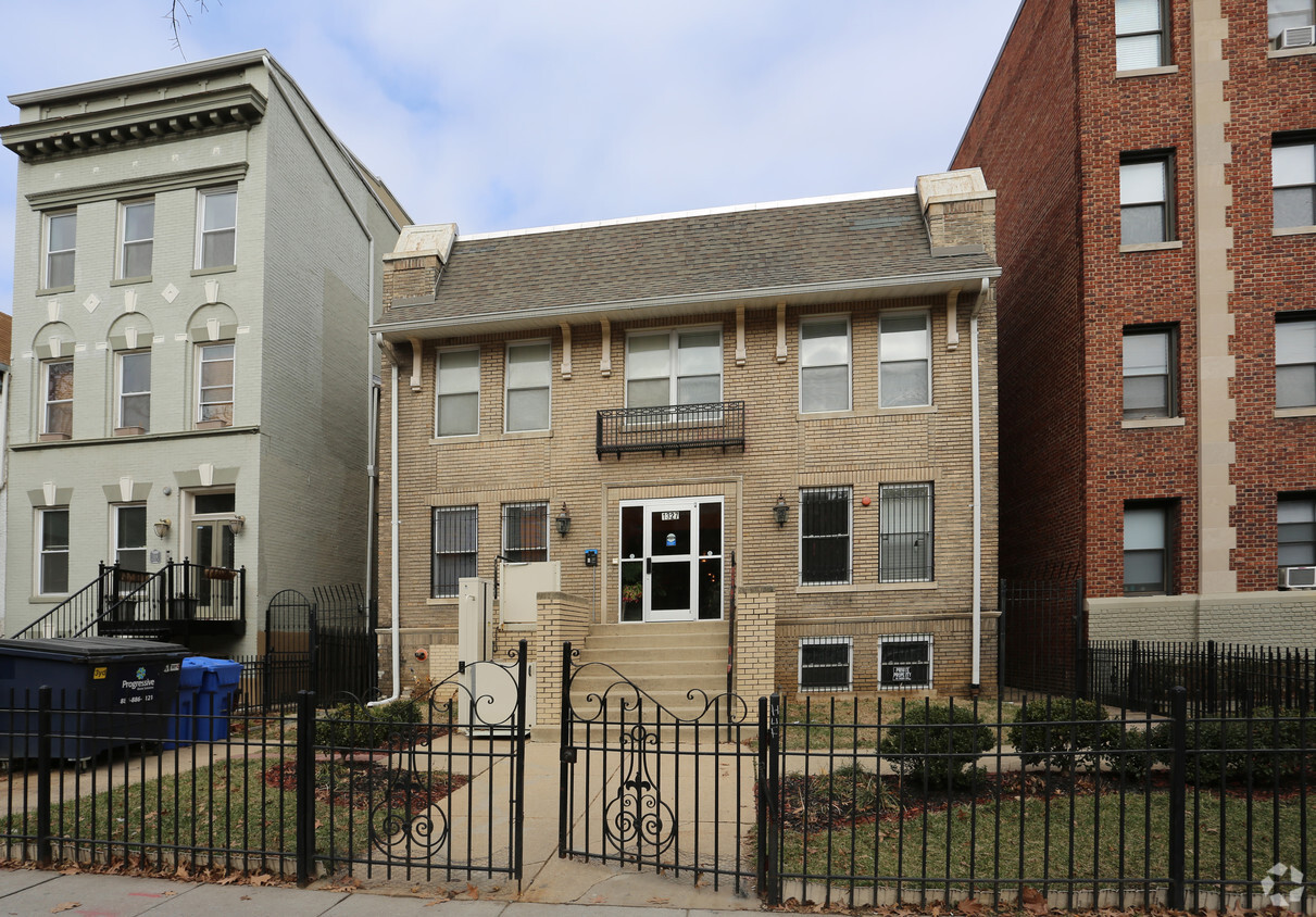 Building Photo - 1327 Kenyon St NW