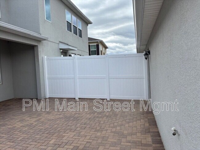 Foto del edificio - 8130 Red Stopper Ln