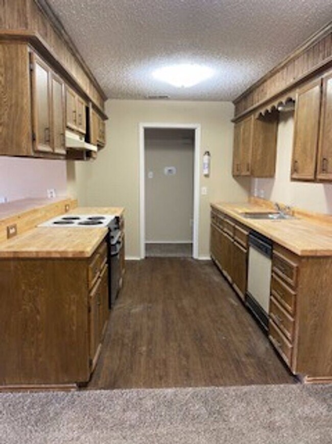 Foto del edificio - 3204 Chimney Rock Rd