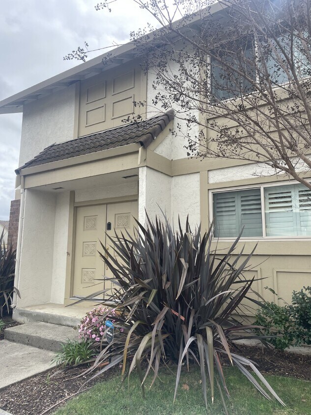 "Modern 3Bedroom Condo with Granite Count... Apartment for Rent in