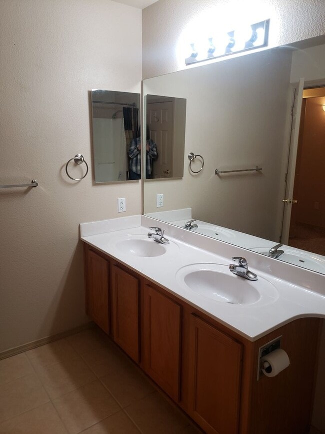 Building Photo - Northwoods Condo - 2 bed / 1 bath with assigned parking