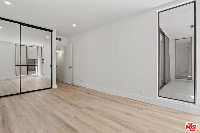 Foto del edificio - 1250 S Beverly Glen Blvd