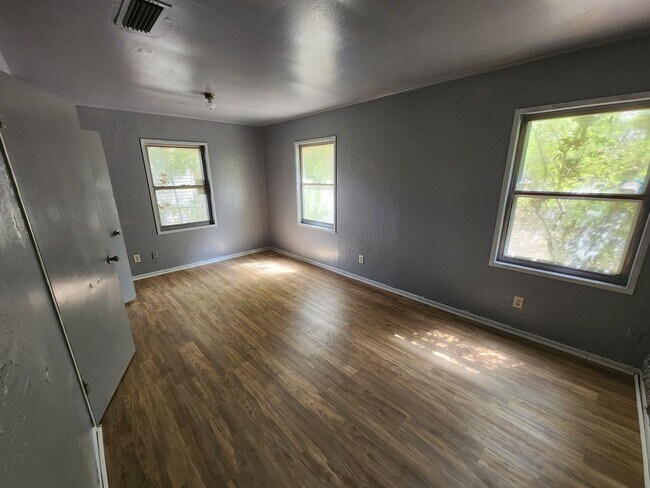 Building Photo - 3057Amherst