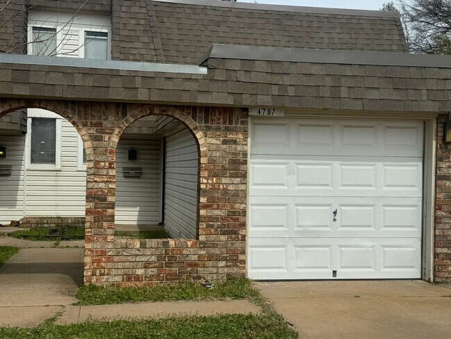 Foto del edificio - Spacious, Updated & Cute Home Near Lake Hefner in Close Proximity to Shopping & Dining