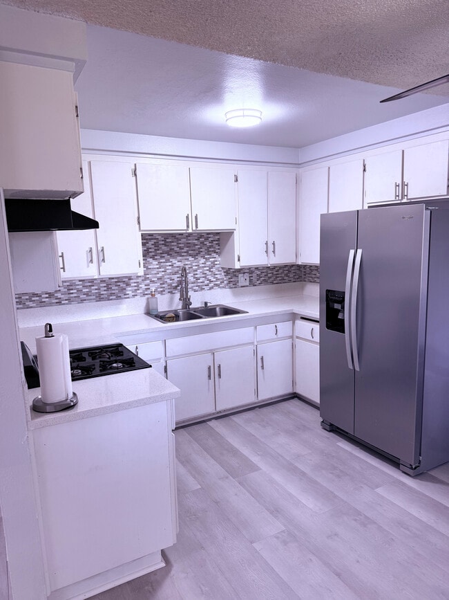 Kitchen - 4700 Clair Del Ave