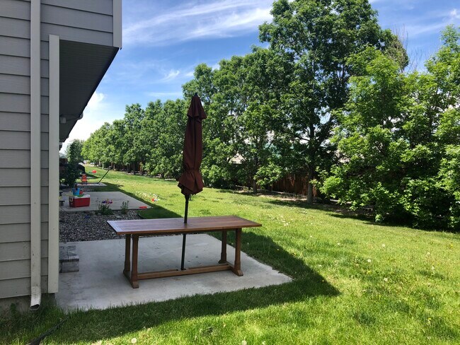 PATIO INTERIOR - 464 W Shore Dr