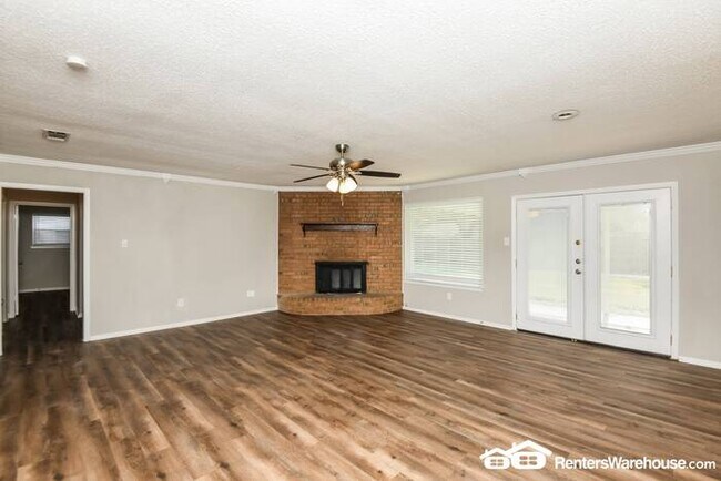 Building Photo - Newly renovated spacious 3 bed/2 bath, wit...