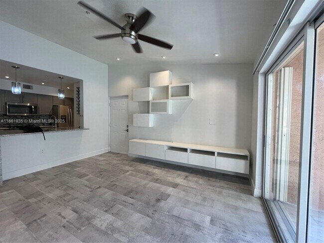 Foto del edificio - 2031 Renaissance Blvd