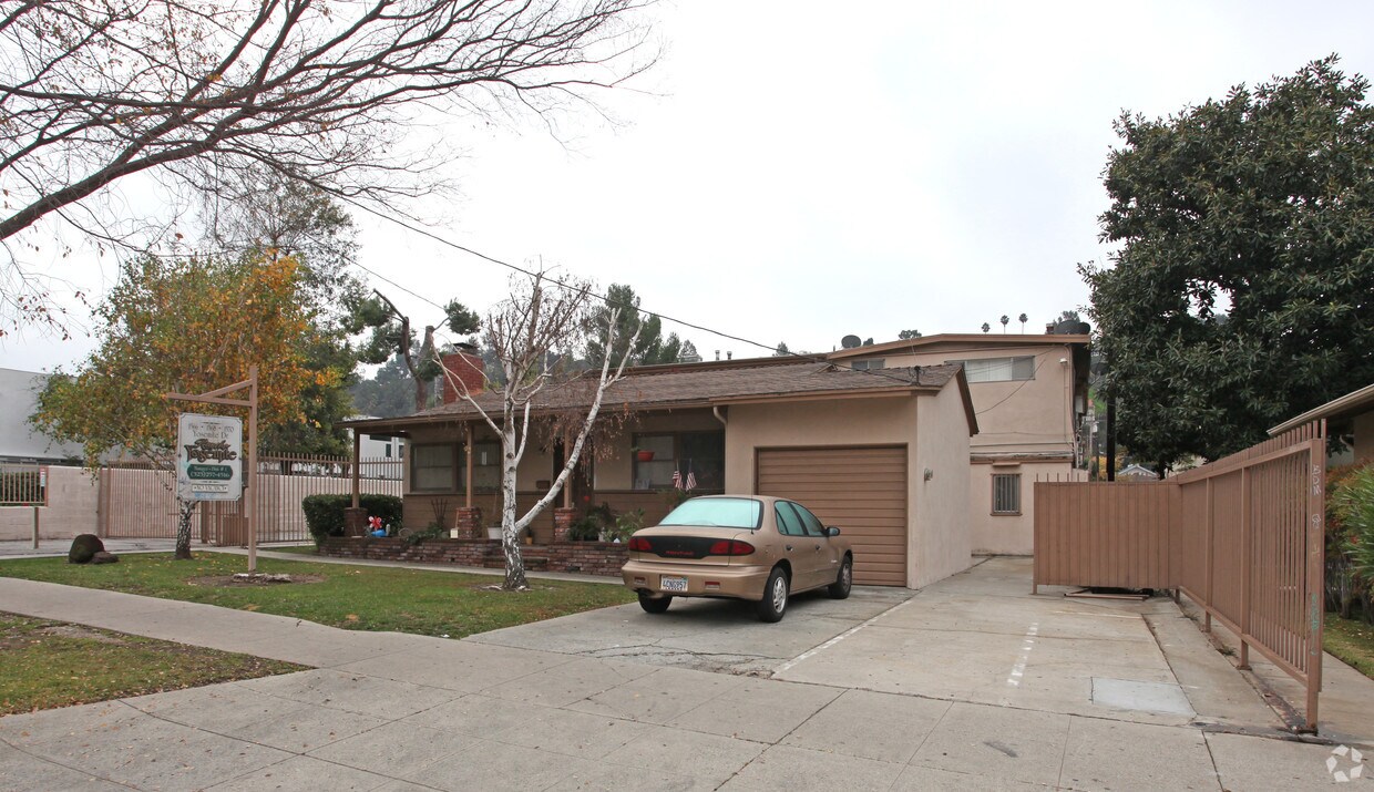 Primary Photo - 1566 Yosemite Dr
