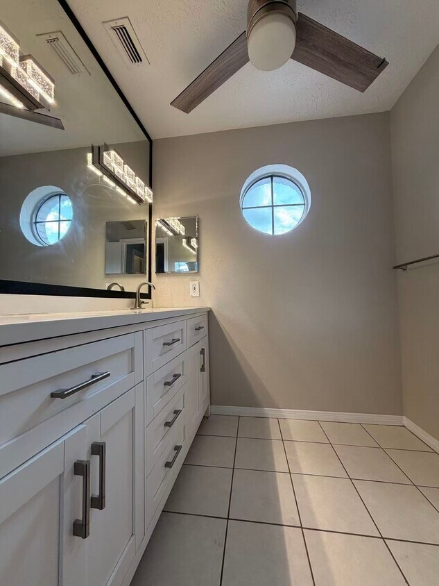 Foto del edificio - 2220 Bering Dr