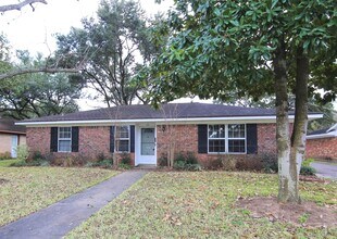 Building Photo - 111 Azalea St
