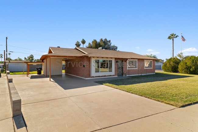 Building Photo - 8701 E Palm Ln