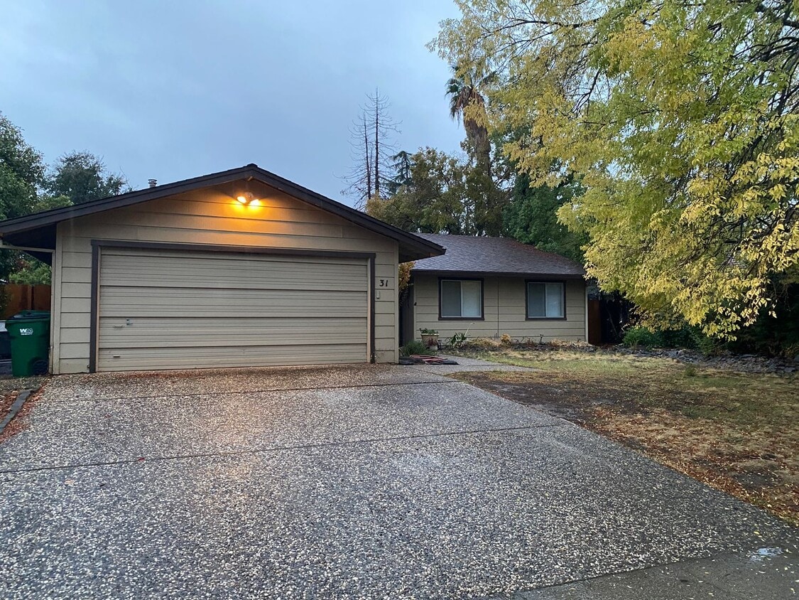 Primary Photo - 3 bed 2 bath in convenient location