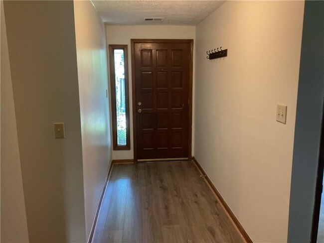 Foto del edificio - 215 Lakeland Ct