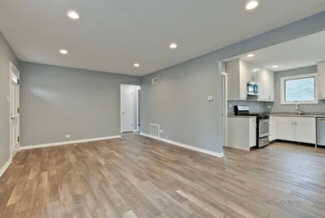 Building Photo - 642 E Rockland Rd