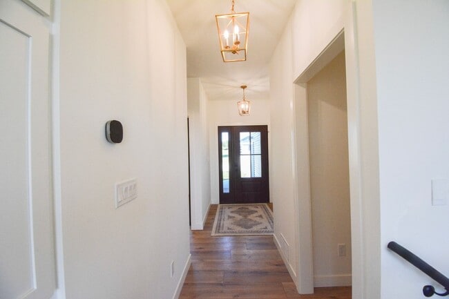 Building Photo - Luxury Country Side Living: 5 bed 3 bed St...