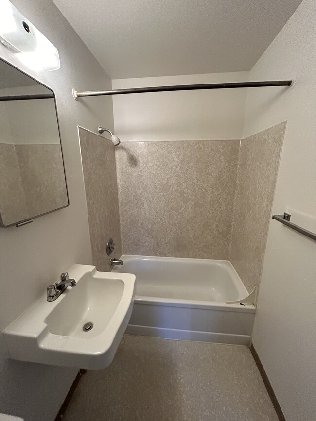 baño - College Place Apartments