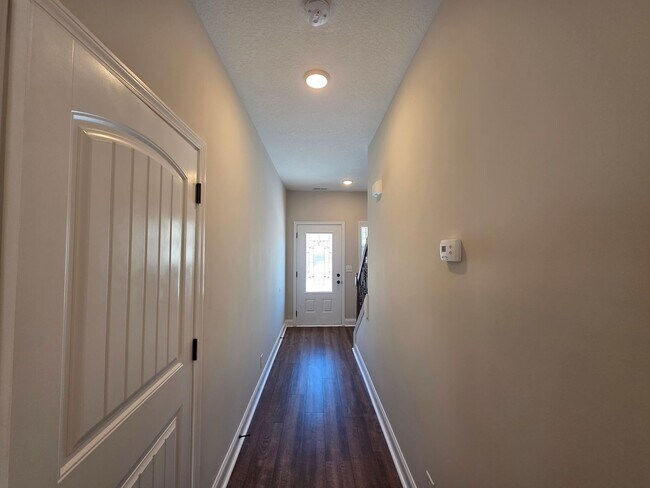 Foto del edificio - Live Where Comfort Meets Convenience in This Stylish 3 Bedroom Townhome