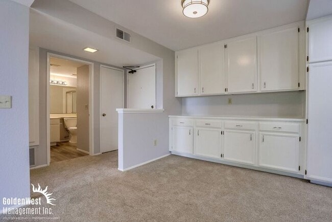 Building Photo - Breezy 2Bdm 2Ba Top-Floor Corner Condo with Mountain Views!