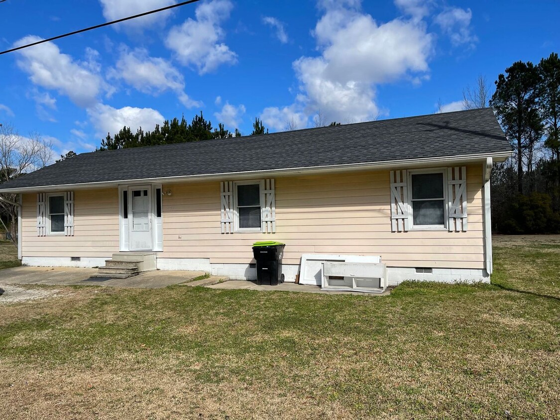 Primary Photo - Three Bedroom two Bath home located in Sou...