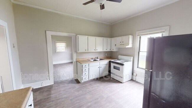 Foto del edificio - 579 Saxon Ave