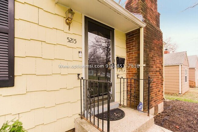 Building Photo - Roeland Park Beauty!