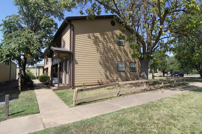 Building Photo - 1016 S Quaker Ave
