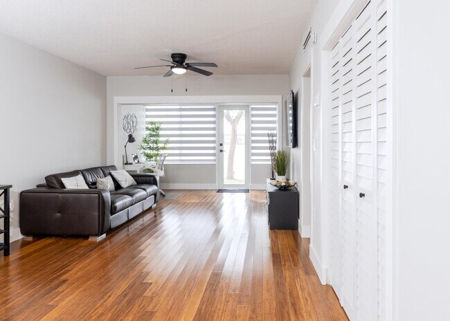 Foto del edificio - Fully Remodeled & Furnished 1 Bedroom Condo