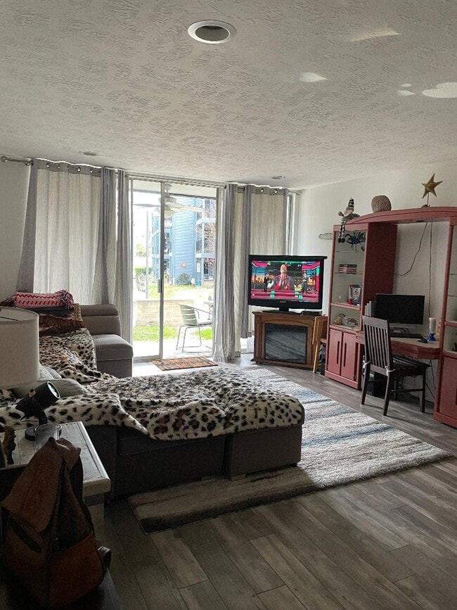 Foto del edificio - 12500 Melville Dr