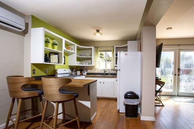 Kitchen area with seating area - 3270 Cedar St