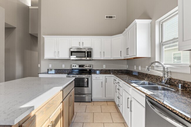 Building Photo - 1501 NE Dysart Woods Ln