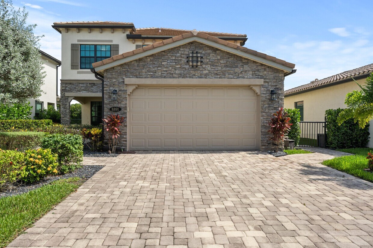 Foto principal - 8891 Grand Prix Ln