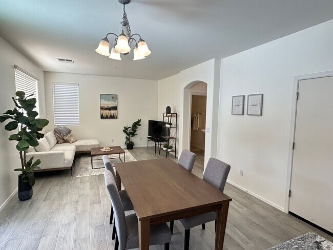 Building Photo - Upgraded 4 bed 2.5 bath!