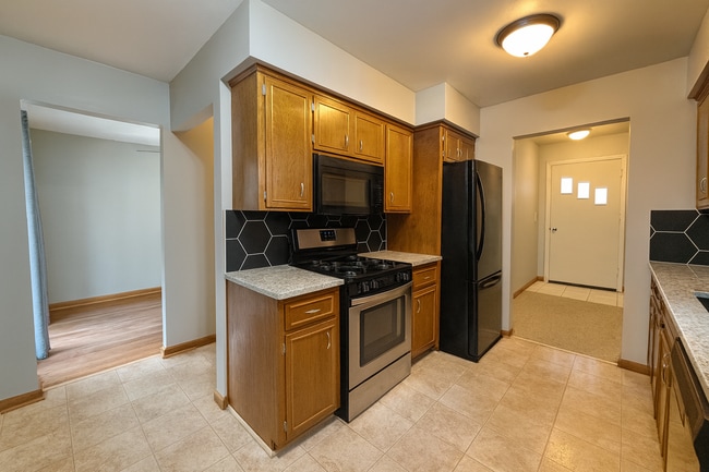 Building Photo - COME CHECK-OUT ALL THE UPDATES!  Great crystal home with huge fenced in backyard! Awesome home fo...