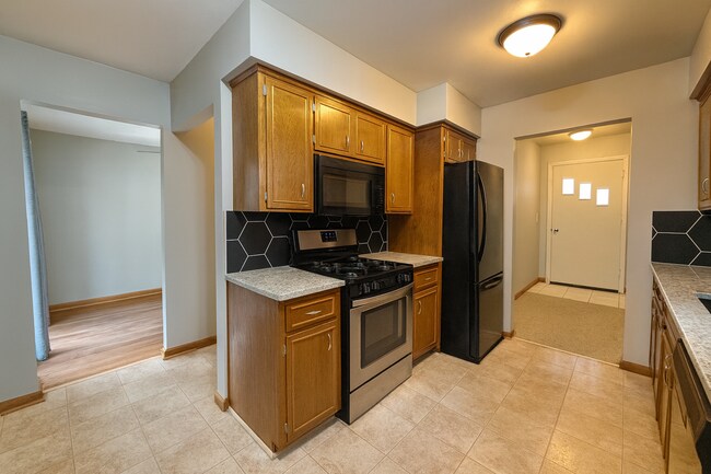 Foto del edificio - COME CHECK-OUT ALL THE UPDATES!  Great crystal home with huge fenced in backyard! Awesome home fo...