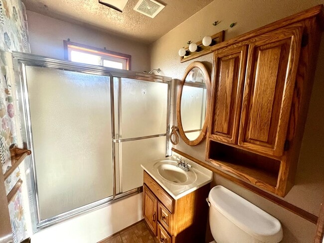 Building Photo - Cozy 2 Bedroom Home with Backyard & Garage