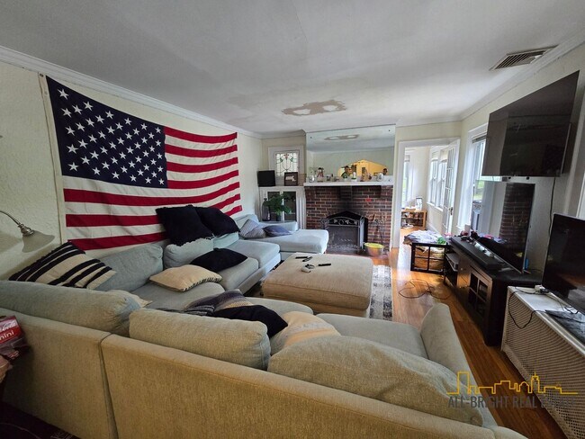 Foto del edificio - Large Duplex - Off-Street Parking - Centra...
